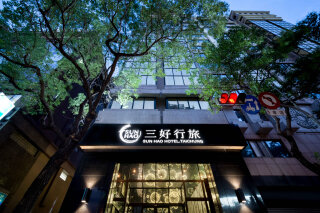 三好行旅位於台中市中心，延伸「好食、好宿、好樂遊」的精神，讓貴賓的行旅，幸福滿滿、喜樂年年。三好行旅提供「經典客房」、「精緻客房」、「原創客房」及「豪華客房」等四種房型，共有141個房間；空間寬敞舒適