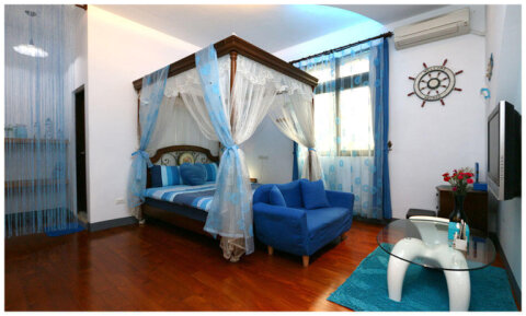 浪漫雙人套房海洋風格的房型，有對外窗戶，可遠看中央山脈，夜晚安靜、寧靜非常適合旅遊住宿。更適合小情侶。衛浴設備有附浴缸，可泡澡。木質地板走起來讓人更清鬆。