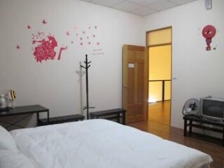 允美茶棧(民宿)整棟建築全貌、環山周邊遠景映入眼簾，讓入住得好朋友們享受大自然的美景、空氣清新、微風輕拂的舒適感，房間整潔是住客常常誇讚的優點~歡迎蒞臨允美~期待與您共結善緣~我們將以最虔誠熱情的心歡
