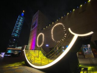 跨年活動在市區佈置燈飾裝置藝術，圖為2021跨年前期活動信義區微笑方舟裝置物