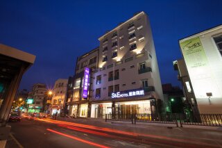 「台南住宿‧S&E星象商旅」現代感的流暢俐落外觀，以大面落地窗帶出大廳的雅緻氣息，展現都會的時尚氣息。
