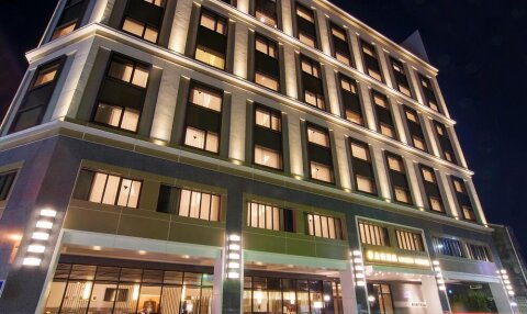溫暖、明亮的建築物外觀：設計師採用兩層樓一大扇窗的設計方式，更顯大器與宏偉的特色。