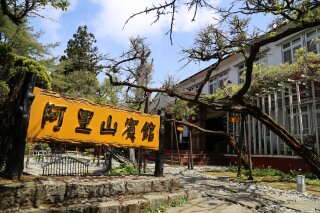 來到阿里山，大家的第一印象一定是日出、雲海、森林、鐵路、櫻花這幾樣，殊不知阿里山地區還潛藏著一些不為人知的古老建築與古蹟，其中就包含了現在阿里山地區內最著名的住宿地點，阿里山賓館。 阿