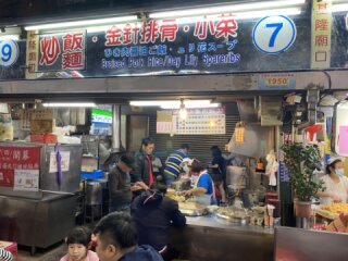 阿媽の魯肉飯（炒飯麵·金針排骨·小菜）