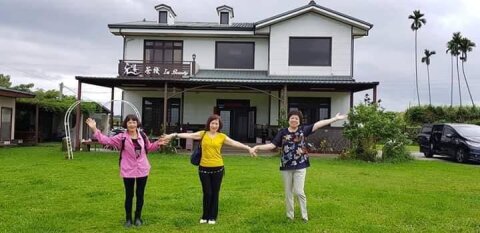 允美茶棧(民宿)整棟建築全貌、環山周邊遠景映入眼簾，讓入住得好朋友們享受大自然的美景、空氣清新、微風輕拂的舒適感，房間整潔是住客常常誇讚的優點~歡迎蒞臨允美~期待與您共結善緣~我們將以最虔誠熱情的心歡