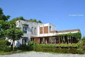 農莊的外觀採用仿日本安藤忠雄的「清水模」型式建造，室內是日式無樑柱系統工法，為當代極簡風格建築樣式，並加入多項綠建築指標等設施，例如生態池、屋頂植草皮隔熱、加厚牆壁可有效隔聲隔熱。