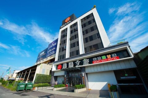 我們成立了彰化縣第一家的文創旅店，希望將員林在地的傳統文化以抽象的圖像方式，將它的意涵與表現在文旅的房間上，讓員林的文創產業能在此生根發芽.